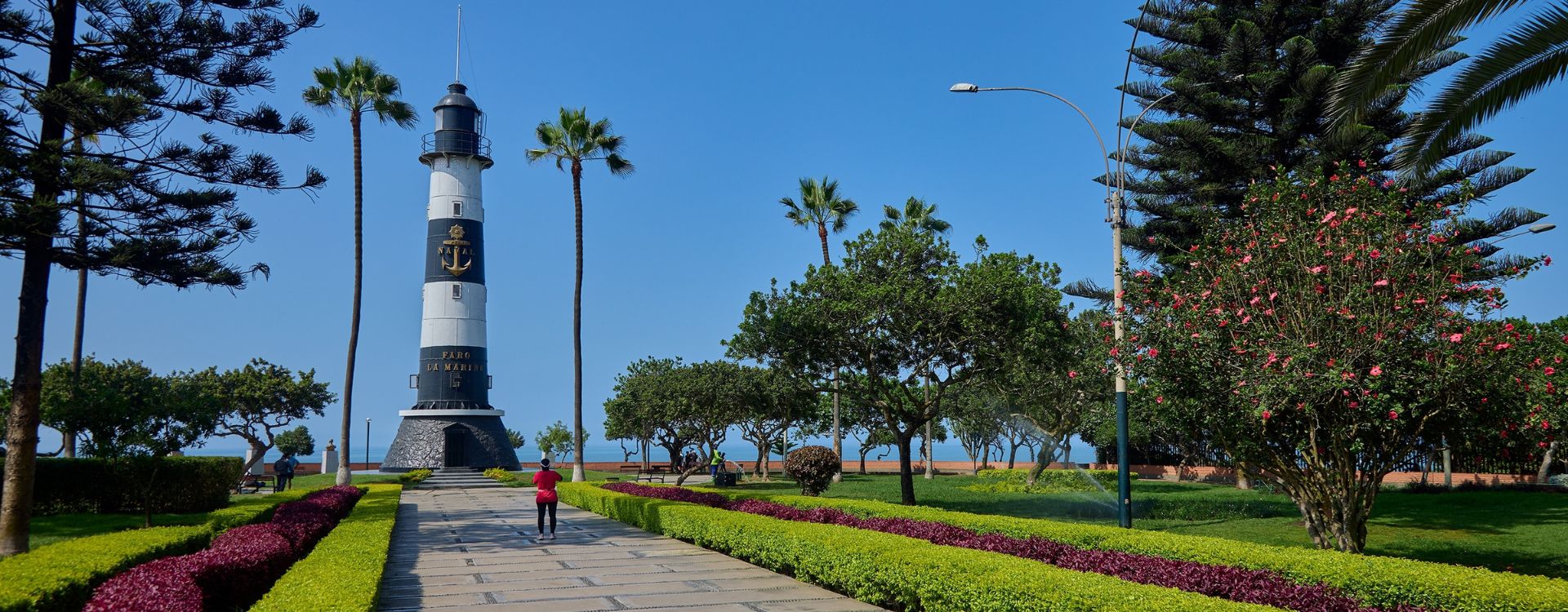 Los parques en Miraflores ofrecen una escapada serena en medio del dinamismo urbano de Lima.